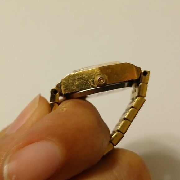 Vtg 80's Timex Q K Cell Women Gold Tone Stainless Steel Watch 5 1/4" Wrist READ - Picture 6 of 16